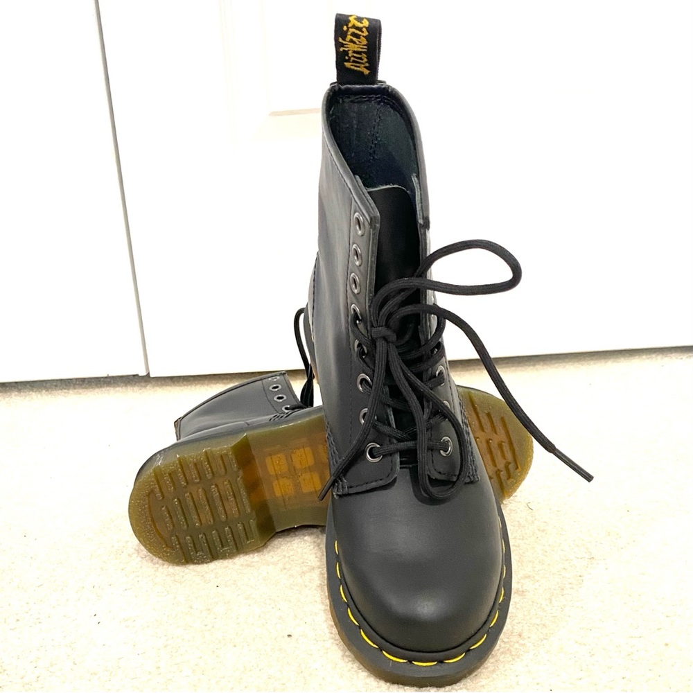 Brand new Dr. Martens 1460 black leather laced up boots size 6